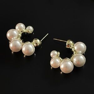 ✨Stunning Pearl Stud Earrings (faux pearls)